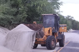 Prefeitura de Grossos intensifica limpeza e retirada de areias na RN Dehon Caenga