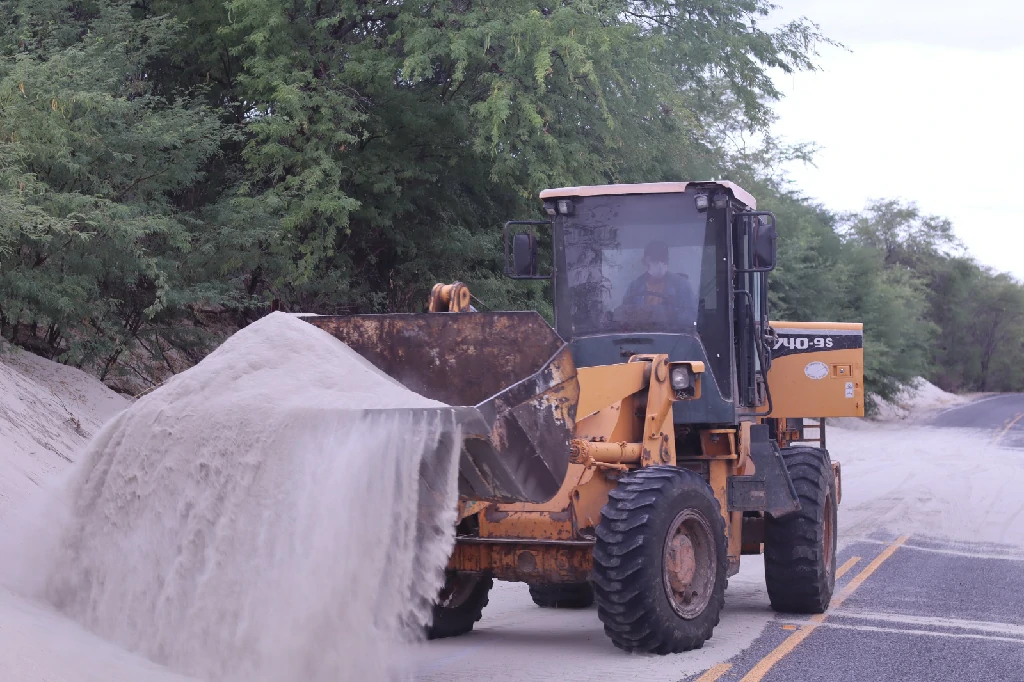 Prefeitura de Grossos intensifica limpeza e retirada de areias na RN Dehon Caenga
