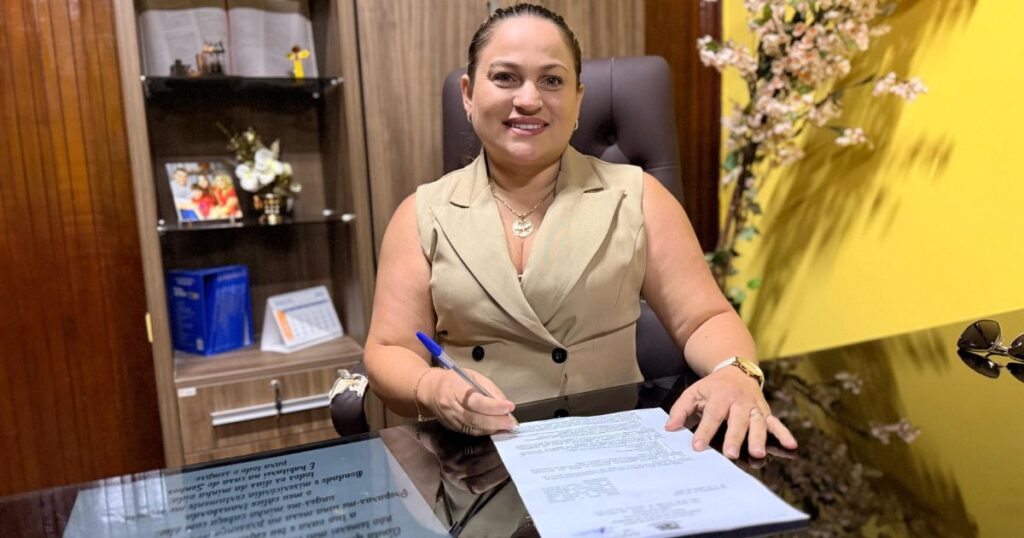 Prefeita Cinthia sanciona lei que garante atendimento prioritário a pessoas com fibromialgia, endometriose e lúpus