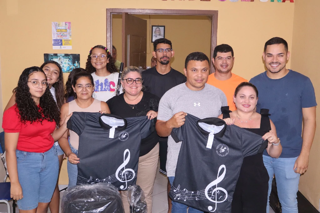 Prefeitura de Grossos entrega fardamento à Banda de Música e equipamentos à Secretaria de Cultura