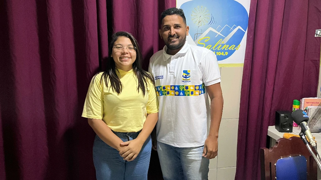 momento informativo na FM Salinas, conduzido pela psicóloga Larissa Paulina, sobre o Setembro Amarelo