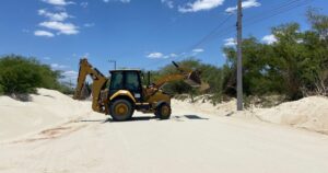 Prefeitura de Grossos intensifica retirada de areia na RN Dehon Caenga e reforça importância para o turismo da região