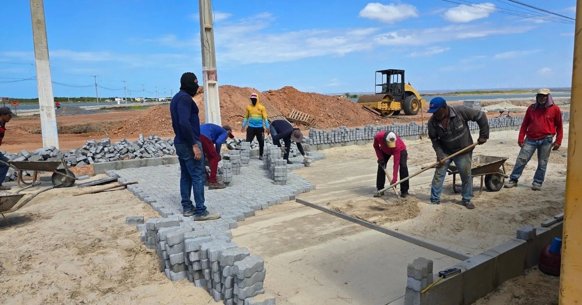 Obra da Avenida Terezinha Pereira avança com aplicação do piso intertravado