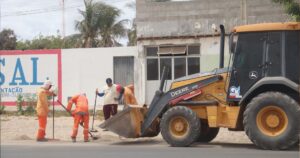 garis fazendo a limpeza da cidade
