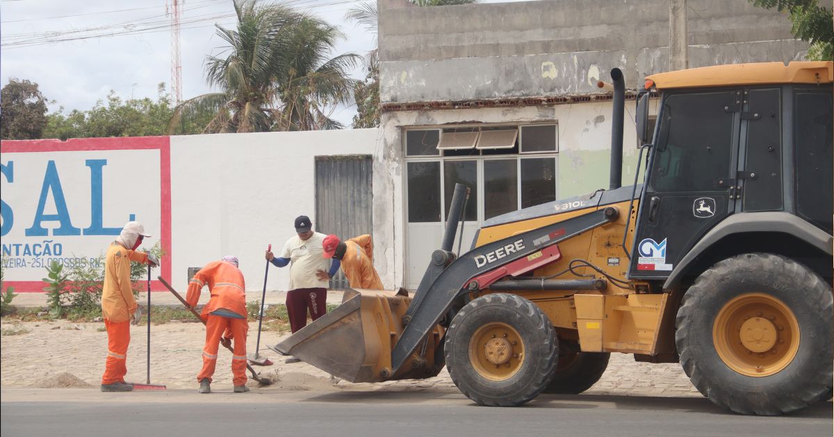 garis fazendo a limpeza da cidade