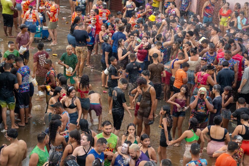 Foliões Curtindo a Quarta de Mel