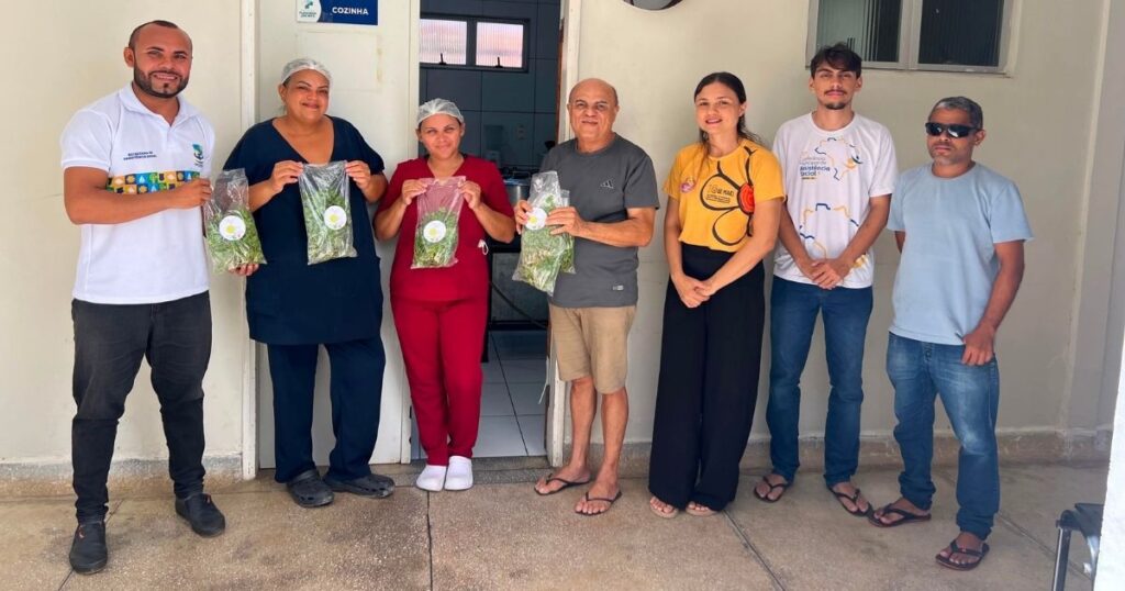 Primeira Colheita da Horta Comunitária do SCFV Beneficia Hospital Municipal Flaviana Jacinta